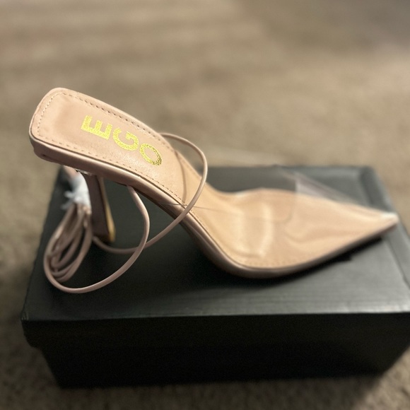 SANDRA LACE UP CLEAR PERSPEX POINTED TOE LOW HEEL IN NUDE PATENT - Picture 4 of 5